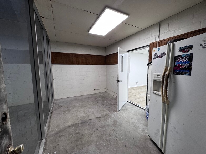 More Photos Of 1410 Commerce Blvd, Sarasota Flex For Lease