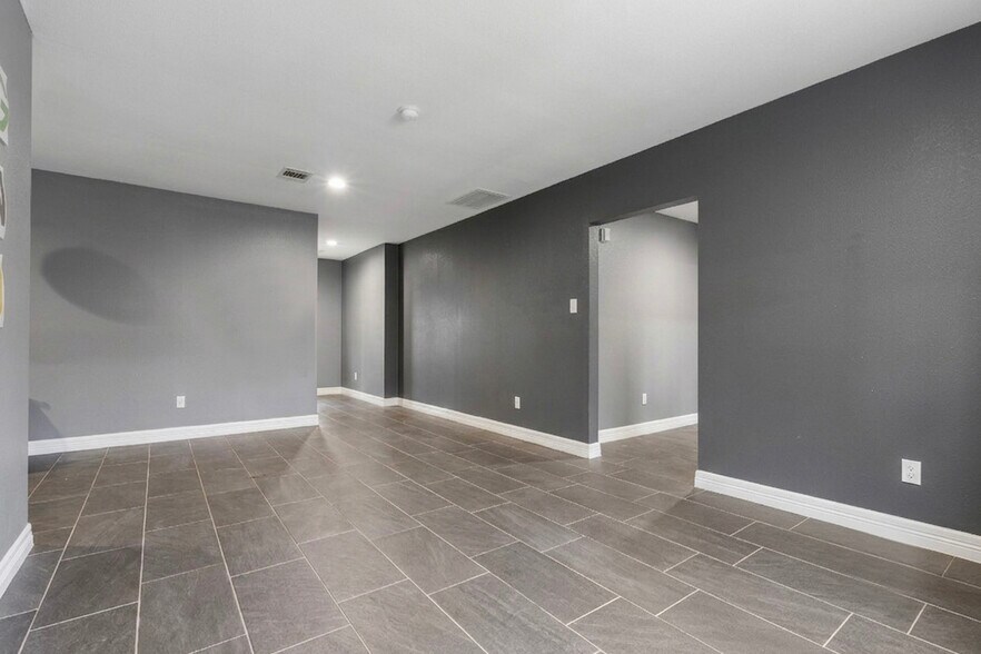 More Photos Of 902 Waco St, Dayton Office For Sale