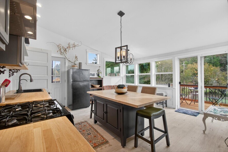 More Photos Of 8 Fairgrounds Rd, Skamokawa Restaurant For Sale