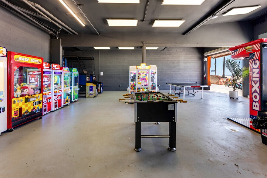 More Photos Of 1011-1011 Ocean Front Walk, Venice Storefront Retail Office For Sale