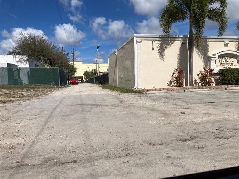 More Photos Of 2031 NW 22nd St, Pompano Beach Warehouse For Lease