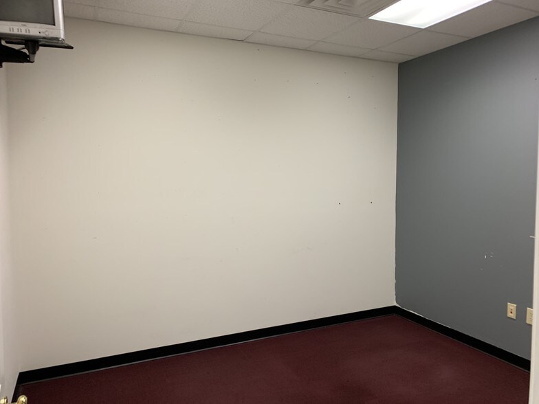 More Photos Of 5550 McFarland Blvd, Northport General Retail For Lease