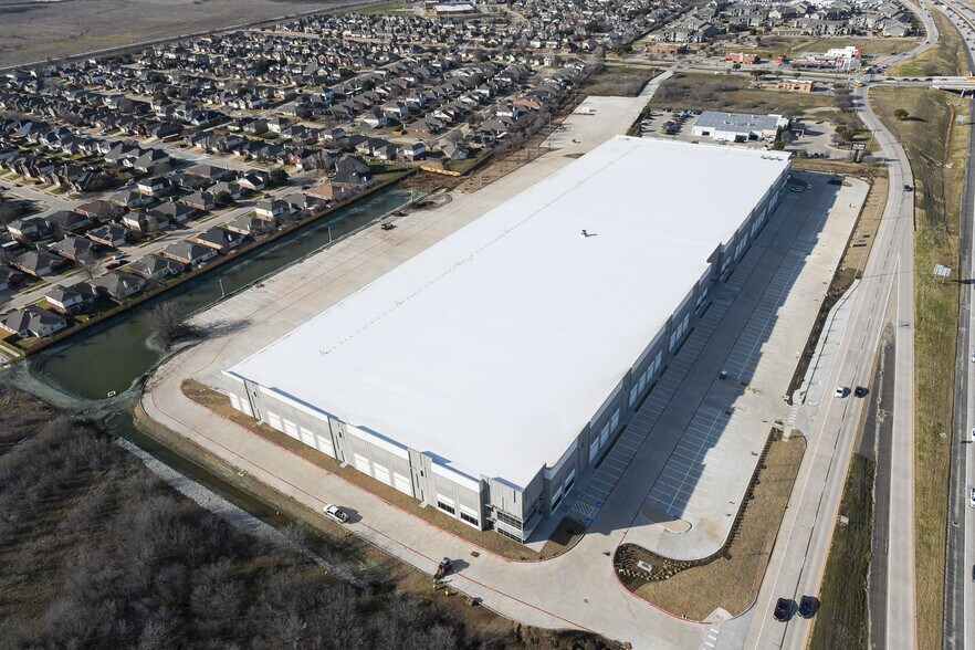 More Photos Of 11000 South Freeway, Burleson Warehouse For Lease