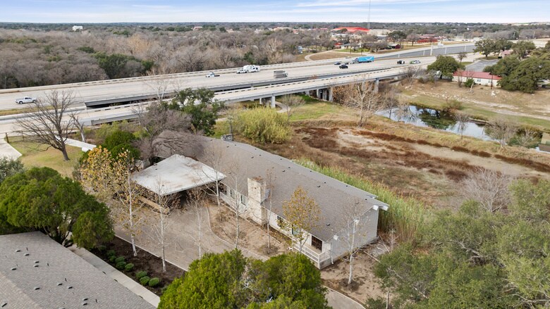 More Photos Of 401 S Stagecoach Rd, Salado Office For Sale