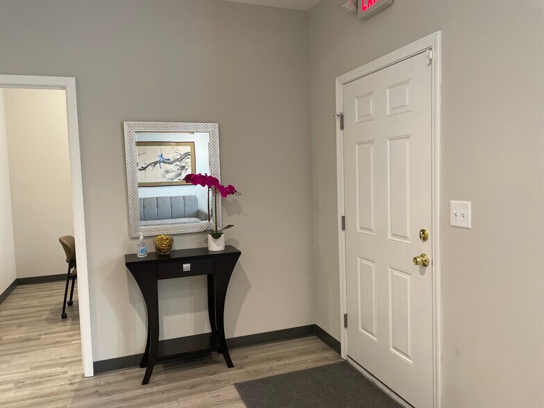 More Photos Of 247 River Park North Dr, Woodstock Medical For Sale