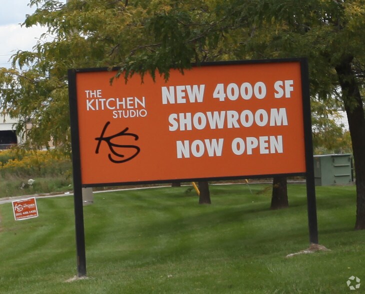 More Photos Of 1333 Thornton Rd S, Oshawa Showroom For Lease