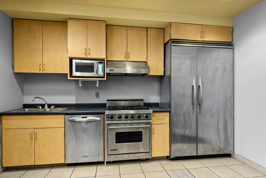 More Photos Of 11180 86th Ave N, Osseo Flex For Lease