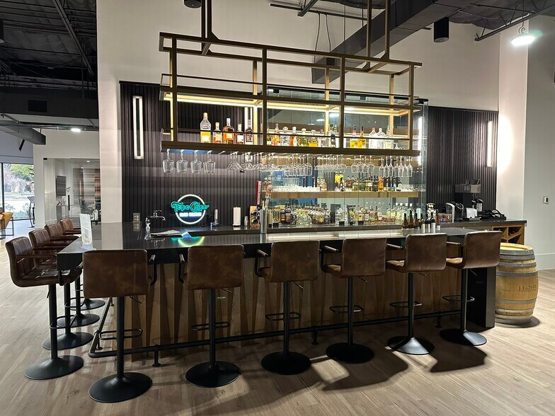 More Photos Of 10595 Westoffice Dr, Houston Light Distribution For Lease