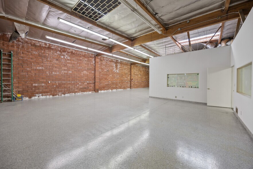 More Photos Of 15201 Prairie Ave, Lawndale Flex For Sale