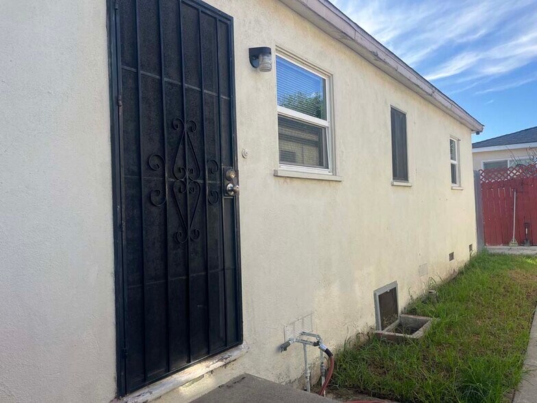 More Photos Of 1068 McDonald Ave, Wilmington Multifamily For Sale