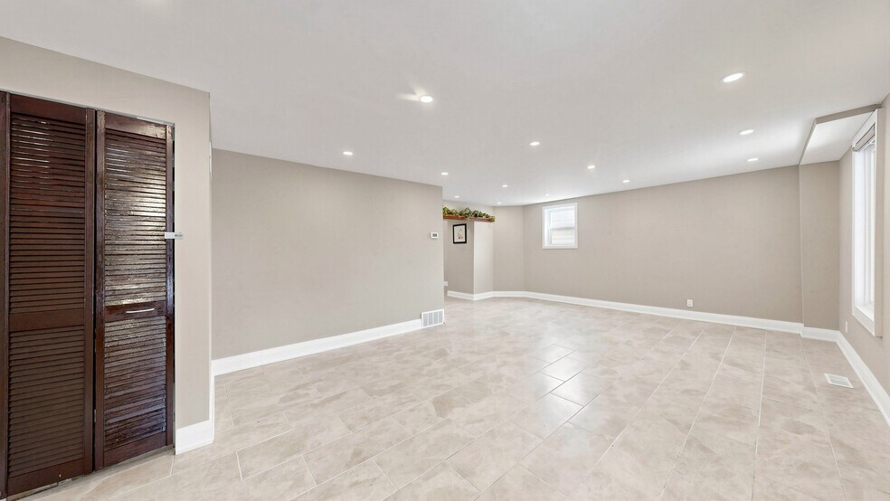 More Photos Of 956 Lake Dr E, Georgina Storefront Retail Residential For Sale