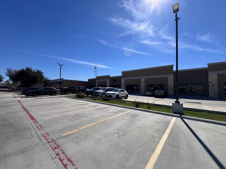 More Photos Of 1400 E Jasmine Ave, McAllen Showroom For Lease