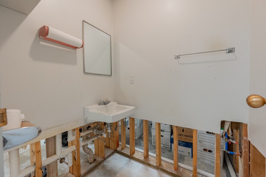 More Photos Of 65 E Main St, Pulaski Coworking Space