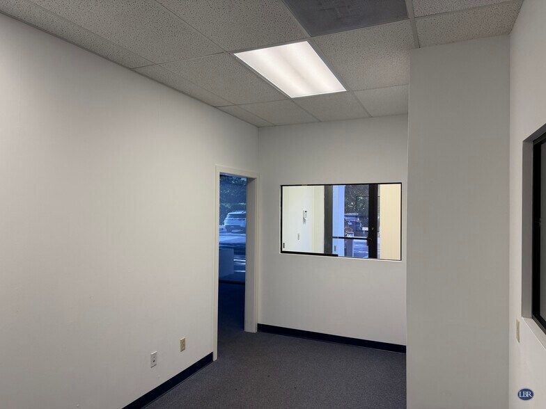 More Photos Of 1333-1335 Gateway Dr, Melbourne Flex For Lease