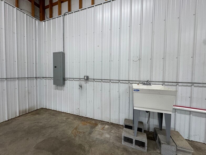 More Photos Of 165 Williams St, Tahlequah Industrial For Lease