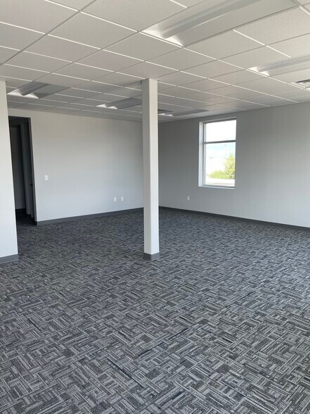 More Photos Of 2764-2808 W 14000 S, Bluffdale Showroom For Lease