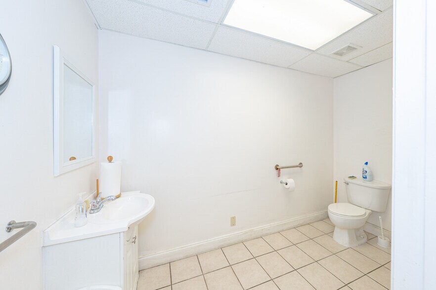 More Photos Of 4000 N 28th Ter, Hollywood Warehouse For Lease