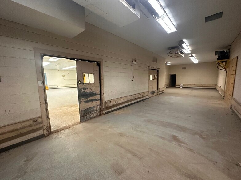 More Photos Of 1700 Shaw Ave, Cleveland Flex For Lease