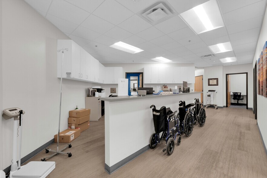 More Photos Of 2222 E Highland Ave, Phoenix Medical For Lease