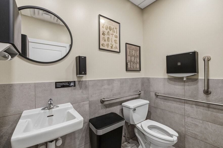 More Photos Of 402 Center St, Lewiston Restaurant For Sale