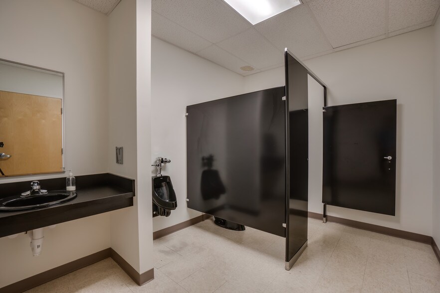 More Photos Of 2442 New Dorset Cir, Powhatan Office For Lease