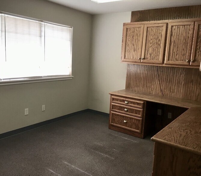 More Photos Of 1936 N Broadway St, Moore Showroom For Lease