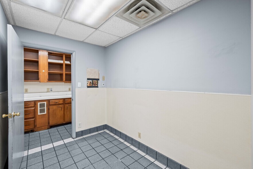 More Photos Of 7902 Slide Rd, Lubbock Veterinarian Kennel For Lease