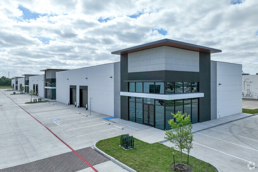 More Photos Of 282 Bucees Blvd, Katy Unknown For Lease