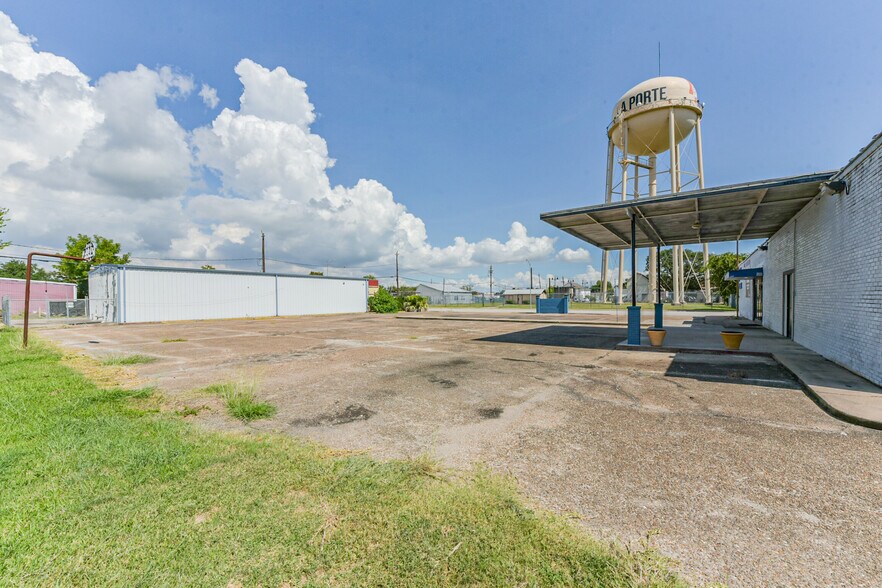 More Photos Of 130 S 4th St, La Porte General Retail For Sale