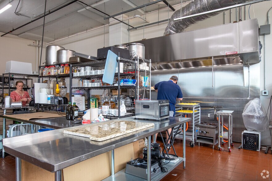 More Photos Of 2327 Wycliff St, Saint Paul Manufacturing For Lease