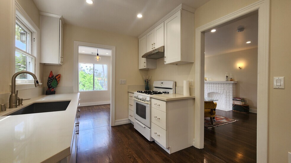 More Photos Of 3331 Hamilton Way, Los Angeles Apartments For Sale