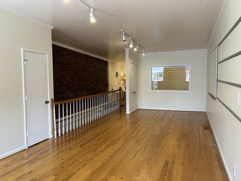 More Photos Of 414 Main St, Franklin Bar For Lease