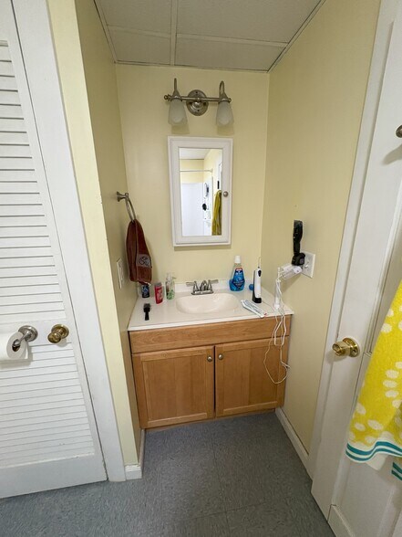 More Photos Of 17 Mechanic St, Westbrook Apartments For Sale