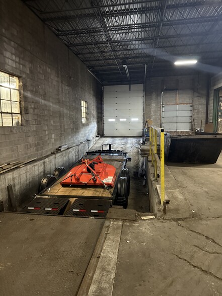 More Photos Of 711 19th St, Rockford Manufacturing For Lease