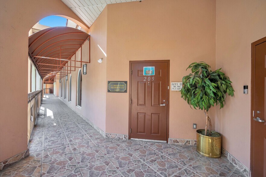 More Photos Of 260 Lookout Pl, Maitland Medical For Sale