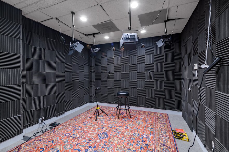 More Photos Of 6860 Lexington Ave, Los Angeles Loft Creative Space For Sale