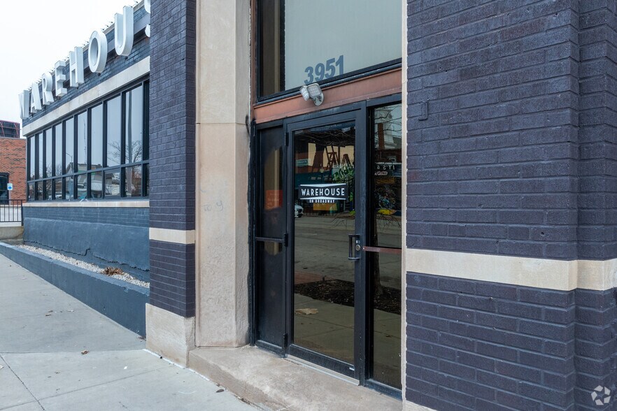 More Photos Of 3951 Broadway St, Kansas City Bar For Sale