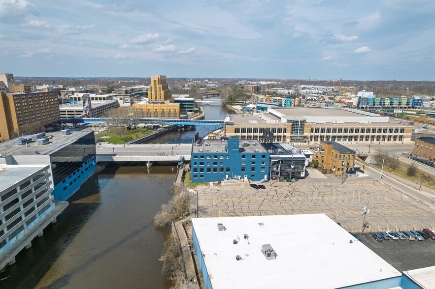 More Photos Of 300 E Michigan Ave, Lansing Office For Lease