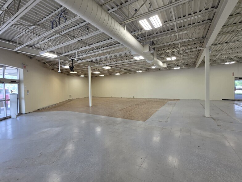 More Photos Of 1780 Wharncliffe Rd S, London Freestanding For Sale