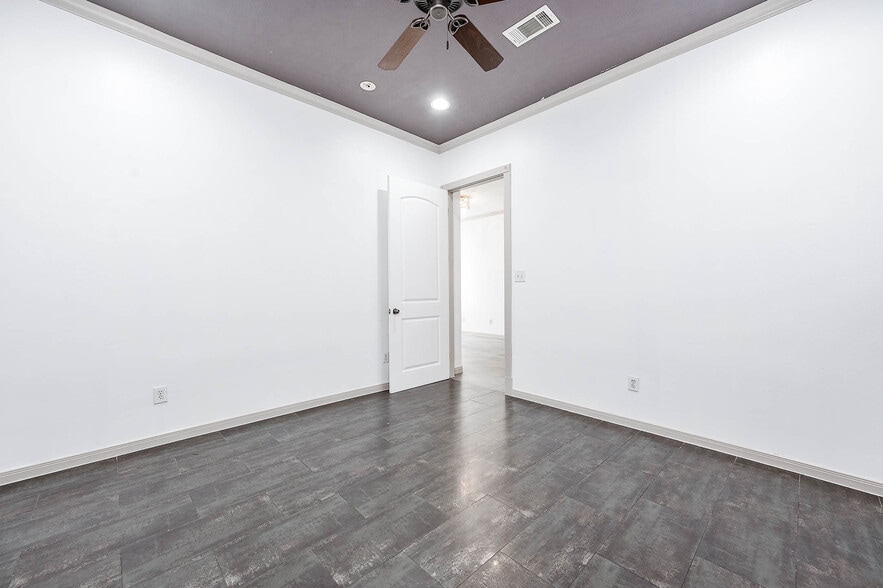 More Photos Of 12830 Willow Centre Dr, Houston Medical For Sale