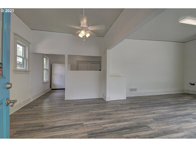 More Photos Of 4423 SE Hawthorne Blvd, Portland Office For Sale