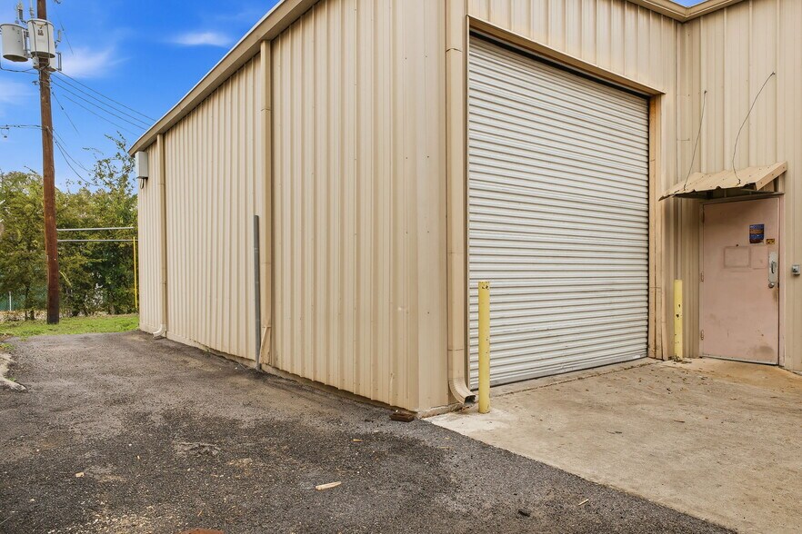 More Photos Of 315 N Park Dr, San Antonio Warehouse For Sale