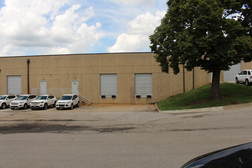 More Photos Of 14631-14651 W 95th St, Lenexa Light Distribution For Lease