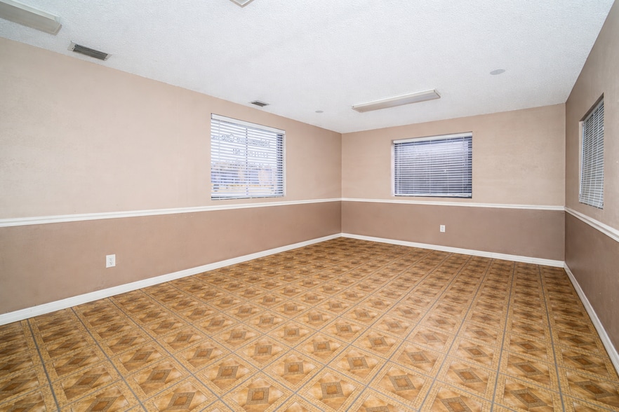 More Photos Of 4204 Louis Ave, Holiday Manufacturing For Lease