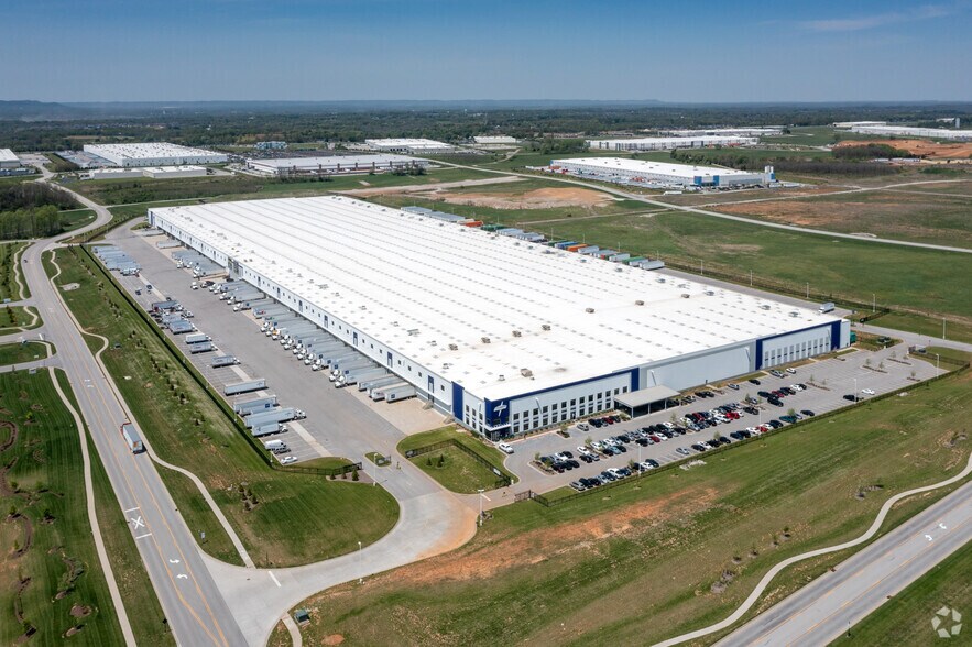 More Photos Of 251 Hilton Dr, Jeffersonville Distribution For Lease