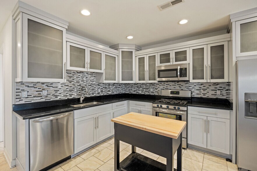 More Photos Of 2312-2314 W Cary St, Richmond Warehouse For Lease