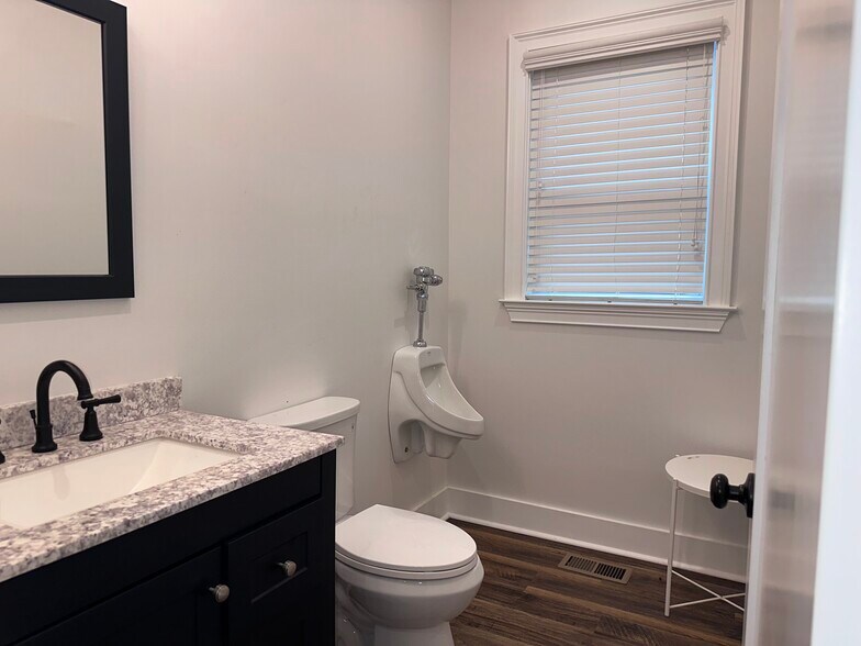 More Photos Of 981 Martin Luther King Jr Dr, Atlanta Office Residential For Lease