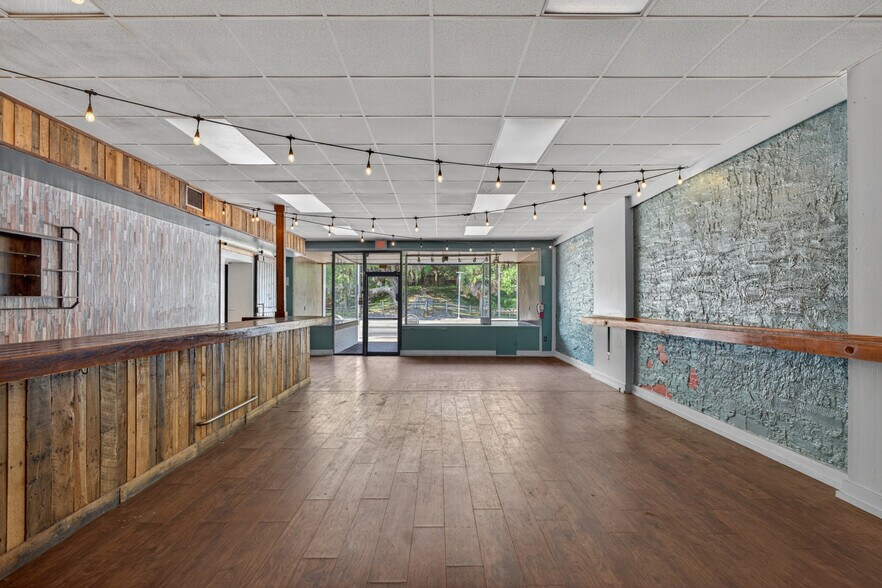 More Photos Of 142 & 144 US-98 Miracle Strip Pky, Fort Walton Beach Storefront For Sale