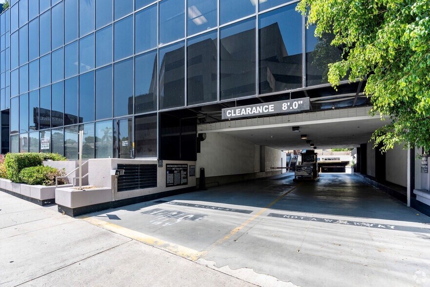 More Photos Of 16027 Ventura Blvd, Encino Office For Lease