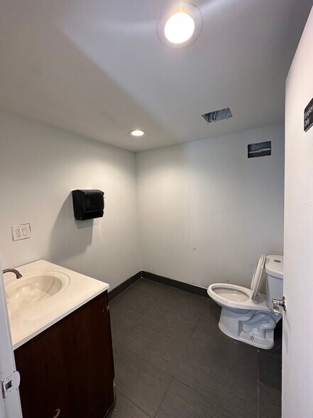 More Photos Of 1710 E 57th St, Los Angeles Manufacturing For Lease